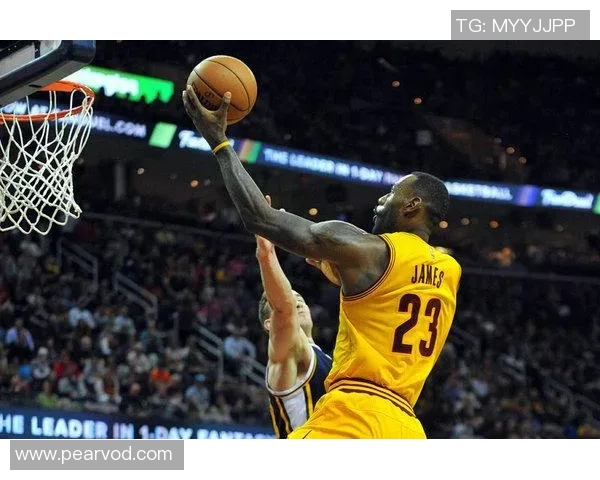 詹姆斯勇挑进攻重任无畏防守强势突破上篮展现实力