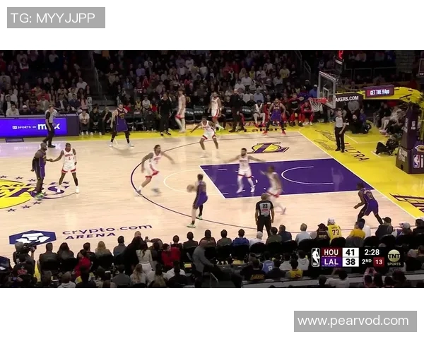 东契奇快攻背传 詹姆斯跟进战斧劈扣