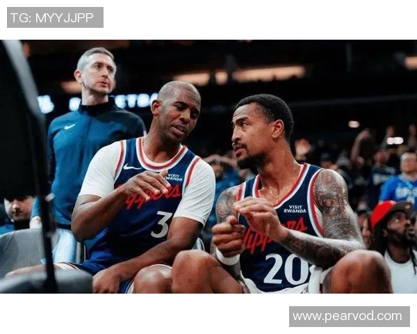 快船主帅泰伦-卢真懂人情世故,赛后拥抱老板鲍尔默表达感谢,体现球队上下团结一致实力显著提升 快船主帅泰伦-卢真懂人情世故,赛后拥抱老板鲍尔默表达感谢,体现球队上下团结一致实力显著提升